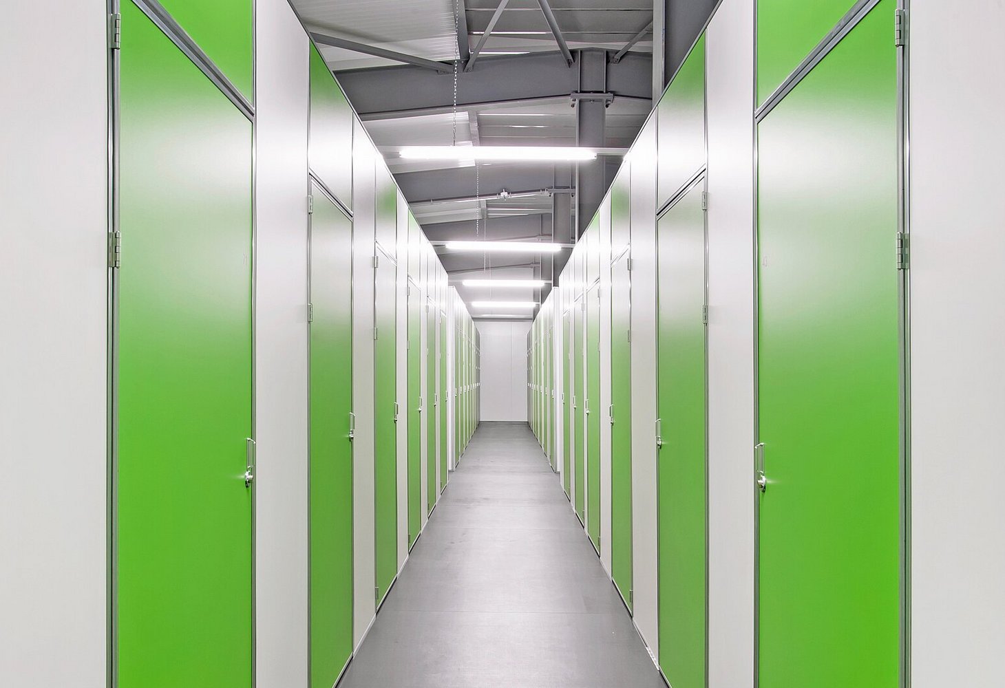 Lagerräume mit grünen Türen 