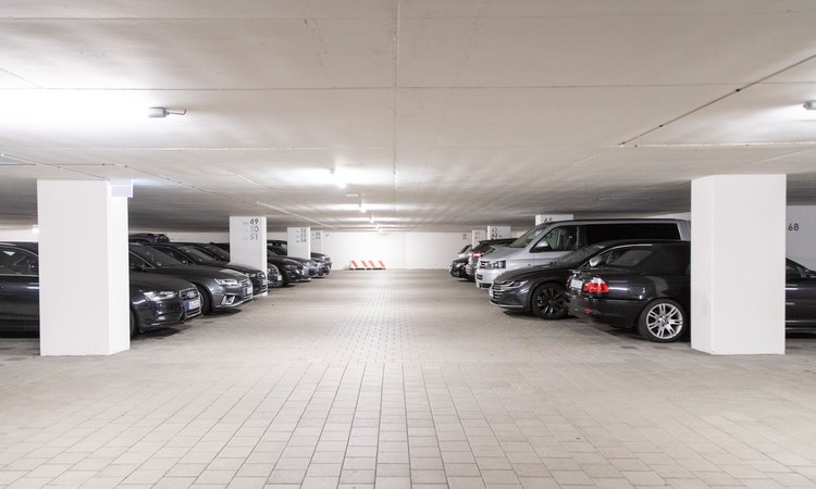 Tiefgaragenstellplätze mit geparkten Autos